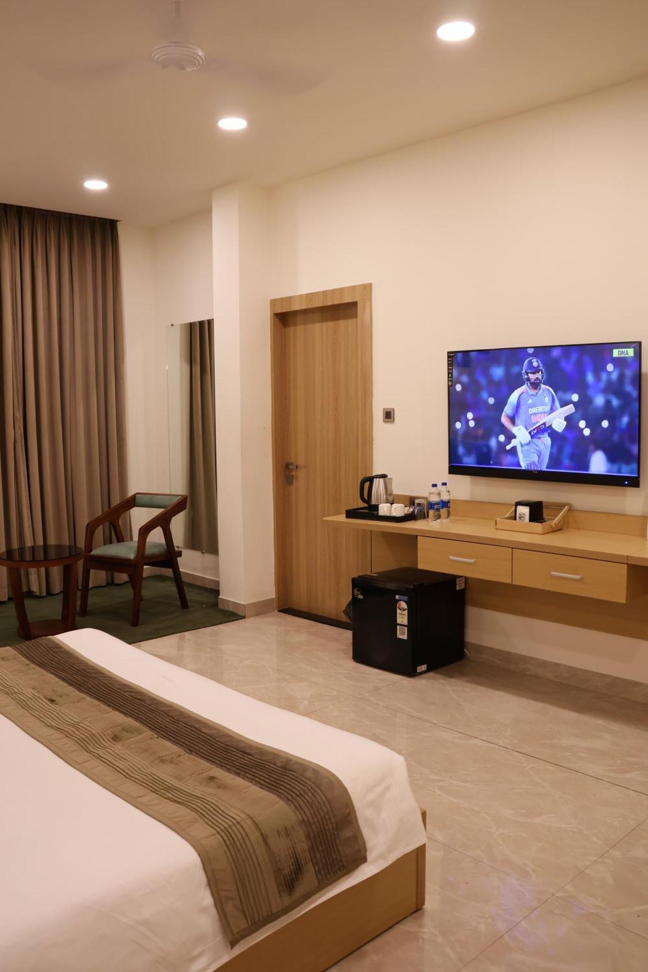 Labels Hotel Нагпур Экстерьер фото
