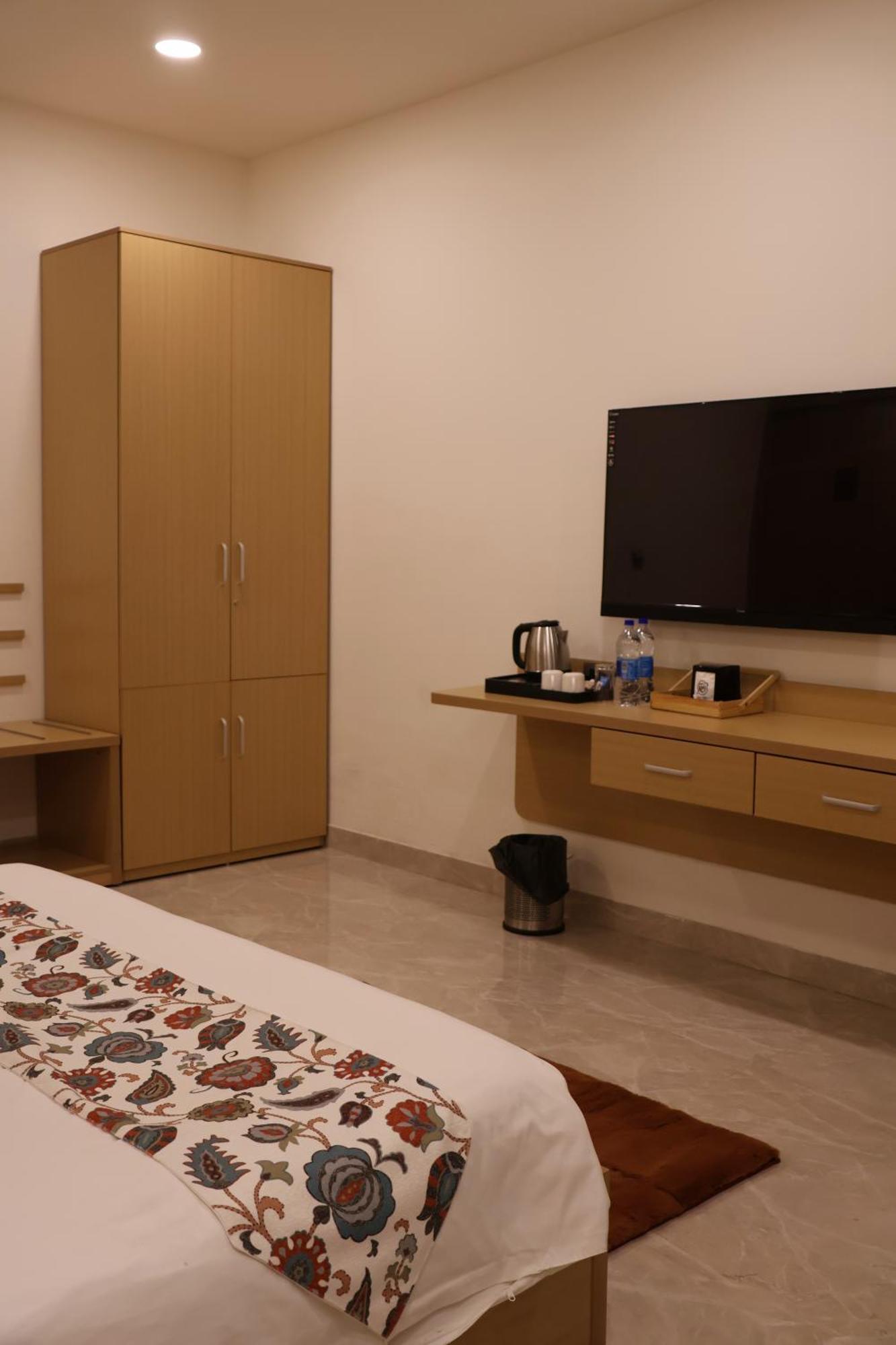 Labels Hotel Нагпур Экстерьер фото